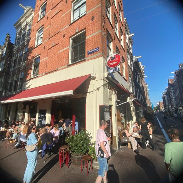kikkie voorkant en hoek straat